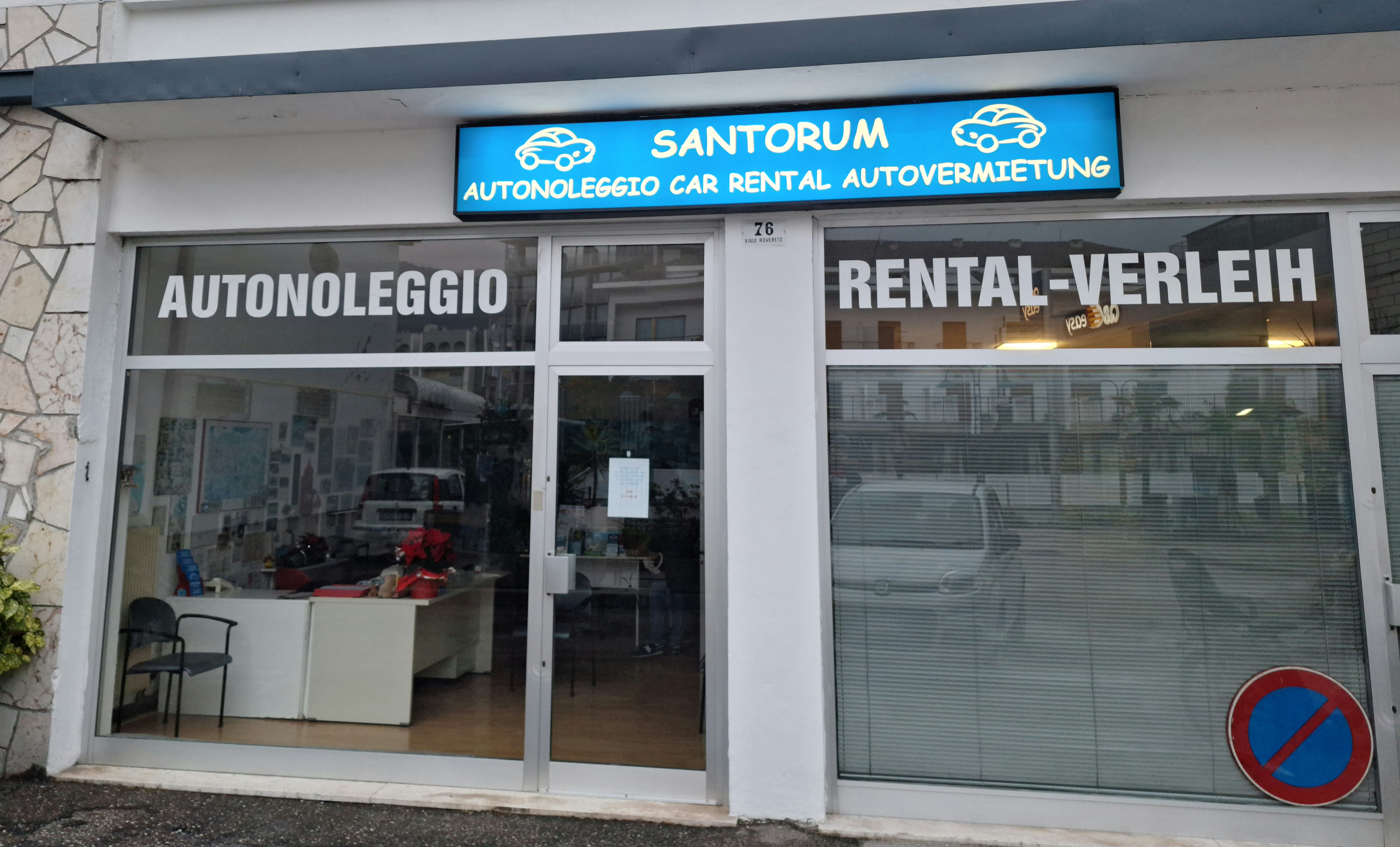Vetrina di Santorum Noleggio in Viale Rovereto 76 a Riva del Garda